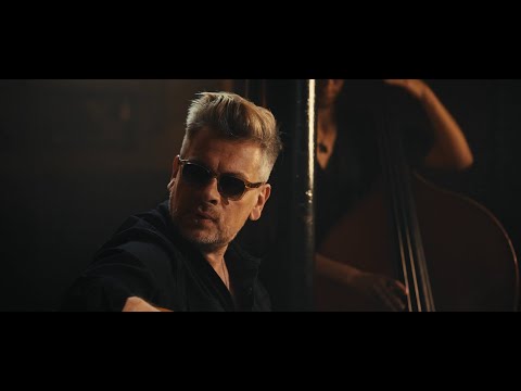 Benjamin Biolay - Les passantes (Clip Officiel)