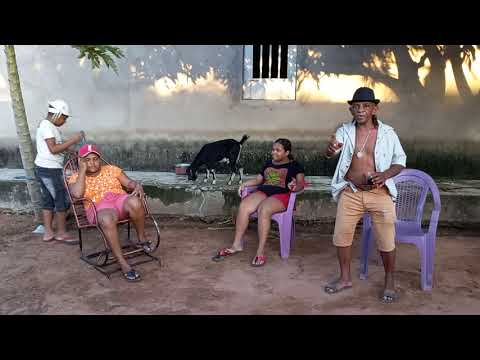 Ojuara ficou zangado porque a esposa dele fez uma faxina e jogou a tralhas dele no mato