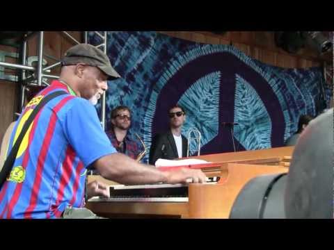 Grant Green Jr w/ Ike Stubblefield, Roosevelt Collier & Nigel Hall - Just My Imagination (1 of 2)