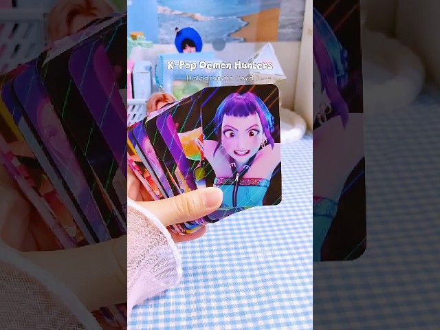 Vídeo relacionado con HWC Trading KPop Demon Hunters Los Regalos Imprimieron El Cartel Firmaron La Imagen Del Autógrafo Para Los Fans De La Memorabilia De La Película (ID-003355) - A4 Solo Impresión