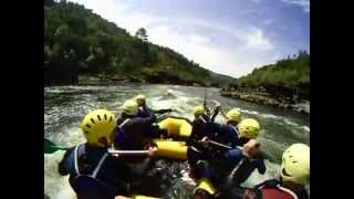 preview picture of video 'Actividad de Rafting Organizada por EscapadaRíasBaixas.com (con Vaguada Aventura).'