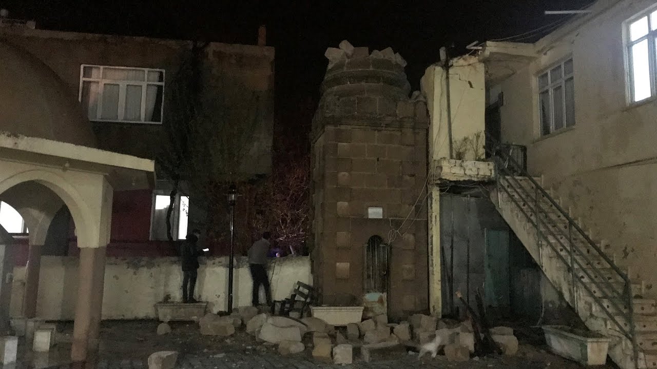 Antalya'da çıkan hortum cami minaresini yıktı