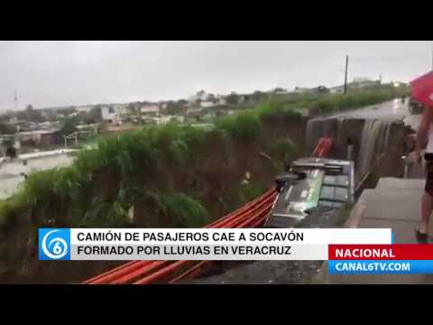 CAMIÓN DE PASAJEROS CAE A SOCAVÓN FORMADO POR LLUVIAS