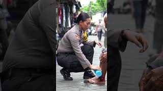 Download lagu VIRAL! Di sudut trotoar kota, seorang polwan mendekati kakek tua penjual sapu lidi Kaki sang kake mp3 Download lagu VIRAL! Di sudut trotoar kota, seorang polwan mendekati kakek tua penjual sapu lidi Kaki sang kake mp3