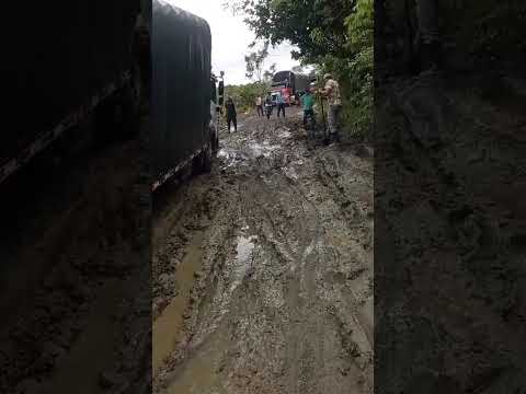 CALVARIO VIAL EN CHOCÓ:  VEHÍCULOS ATASCADOS EN EL TRAYECTO RIOSUCIO – BELÉN DE BAJIRÁ RECUERDAN