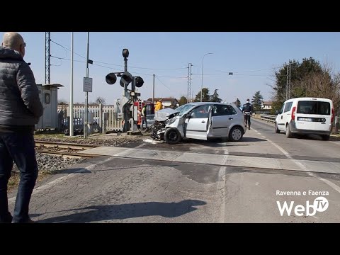 Sfonda il passaggio a livello e viene investito dal treno: perde la vita automobilista