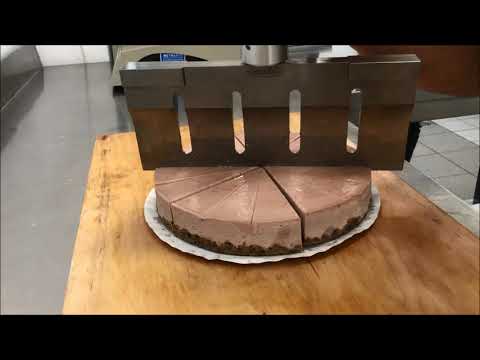manual round cake cutting - ultrasonic cake slicing - CHEERSONIC