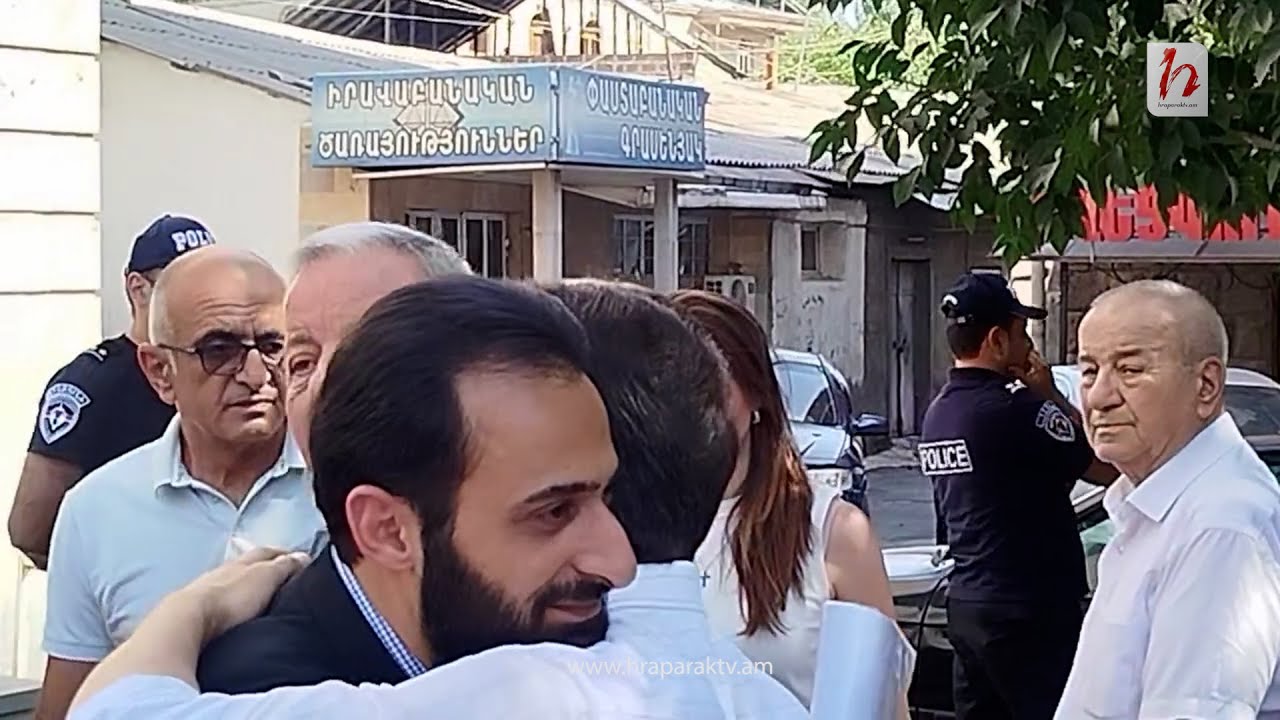 Կալանքից ազատված Հրայր Սարկավագին ջերմորեն դիմավորում են դատարանի բակում
