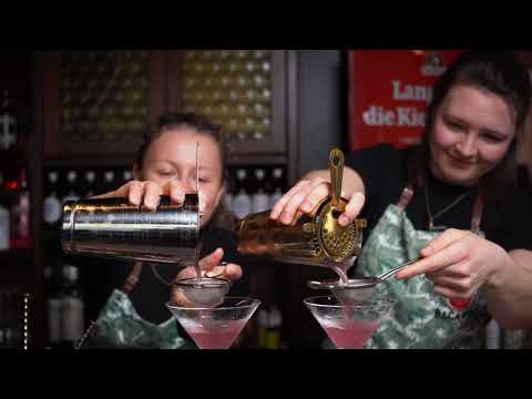 Cosmopolitan (IHK-Prüfungs-Cocktail), hier mit Stolichnaya & Cointreau - https://barakademie.org/