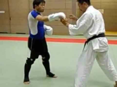 ・パンチに対する胴タックル