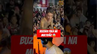 Buzeira vai para os braços da multidão 😱 #shorts
