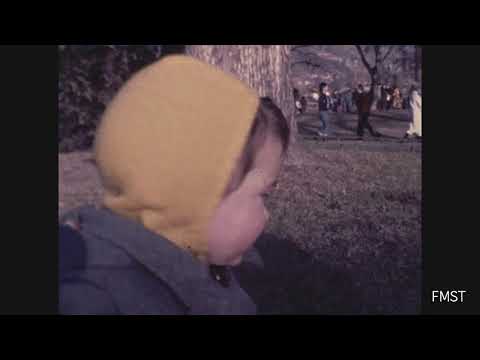 [bambino piccolo gioca con i genitori]