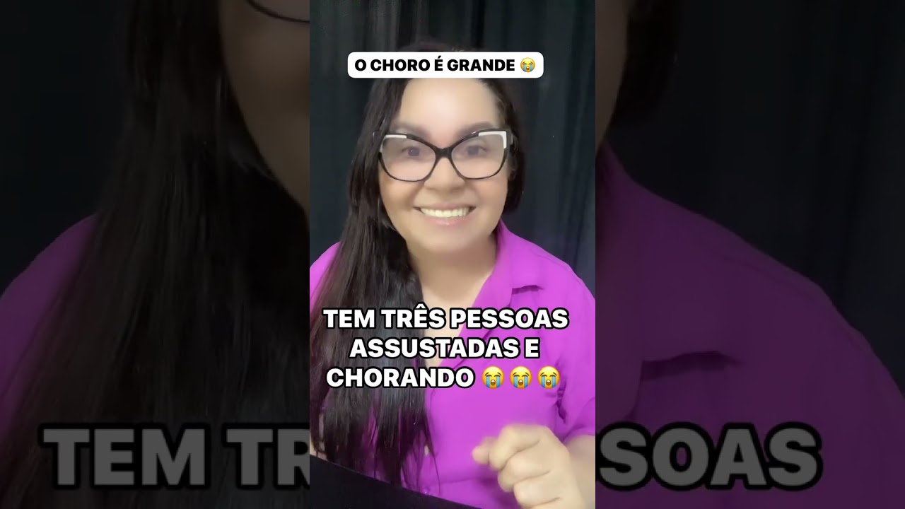 Tem três pessoas assustadas e chorando 😭