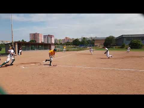 Fastpitch softball: Locos@Tempo, Pavel Štoček Texas drag bunt off J.Osička