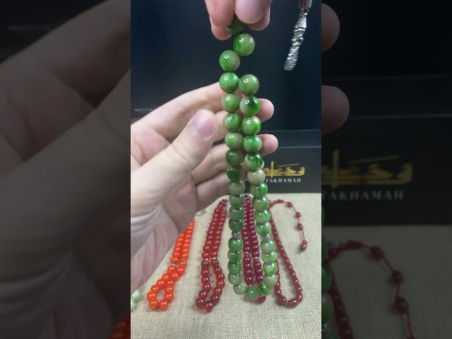 مسباح مسكي اخضر ممزوج بالابيض بتصميم كلاسيكي وحبات دائرية