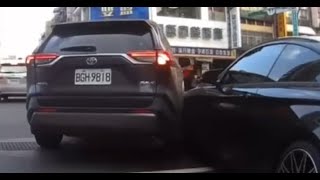 【車禍影片】 再外包啊，就你最聰明，這下初四了吧（2022.07.26 台北市萬華區康定路與和平西路三段口