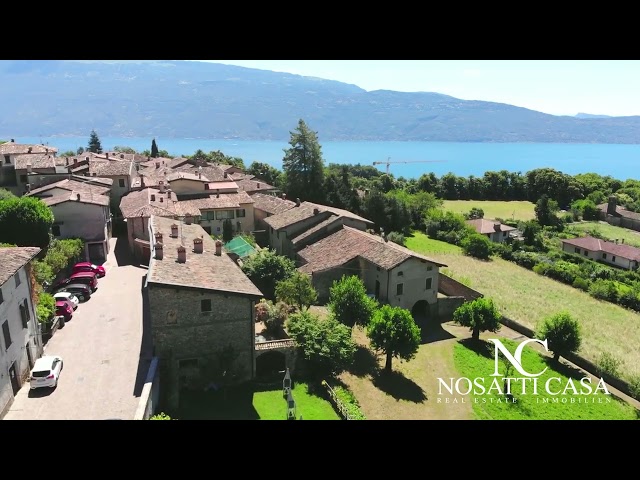 Cascinale rustico con 6 appartamenti