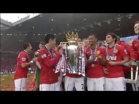 Sir Alex Lifts Trophy, Manchester United 2 - 1 Swansea - 2013