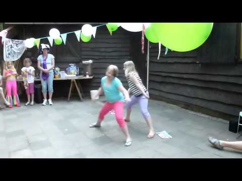 Jeugdkamp Minerva 2012, optreden Lara en Kim