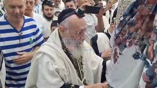 מרן הרב יצחק יוסף בעלייה לתורה הבוקר בנשר - עלייה לתורה לבנו של הרב יצחק לוי (הערוץ של מורשת מרן) - התמונה מוצגת ישירות מתוך אתר האינטרנט יוטיוב. זכויות היוצרים בתמונה שייכות ליוצרה. קישור קרדיט למקור התוכן נמצא בתוך דף הסרטון