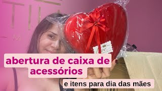 Abertura de caixa de acessórios e itens para o dia das mães