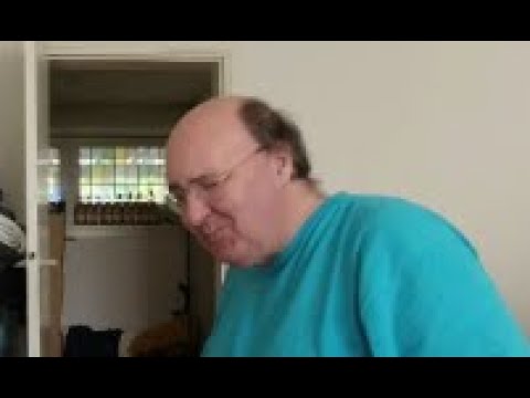 John Olsen fra Mongo TV spiser sukker med havregryn til morgenmad