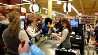Pinguinou à l'épicerie.