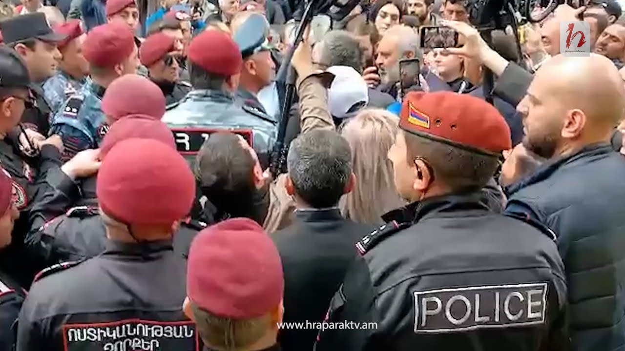 Սրբազանը թույլ չտվեց բերետավորները բերման ենթարկեն քաղաքացիներին