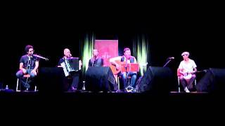 REVÓLVER en MARRAKECH Manos Arriba