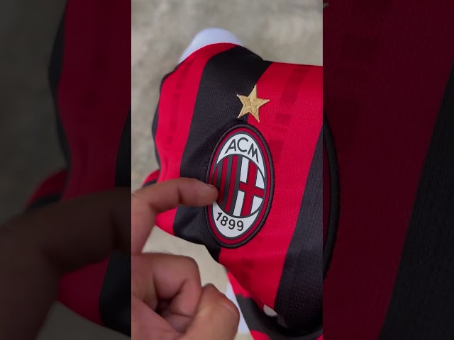 Vídeo relacionado con AC Milan Camiseta Home Réplica Estadio, Camiseta de Fútbol Hogar, Oficial, Temporada 2023/24