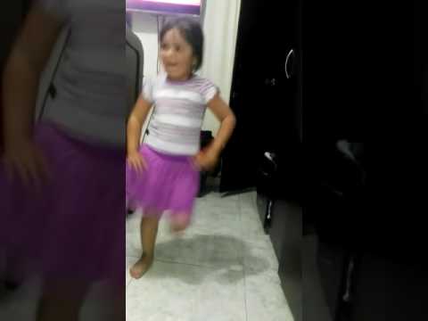 Niña de 4 años bailando mambo