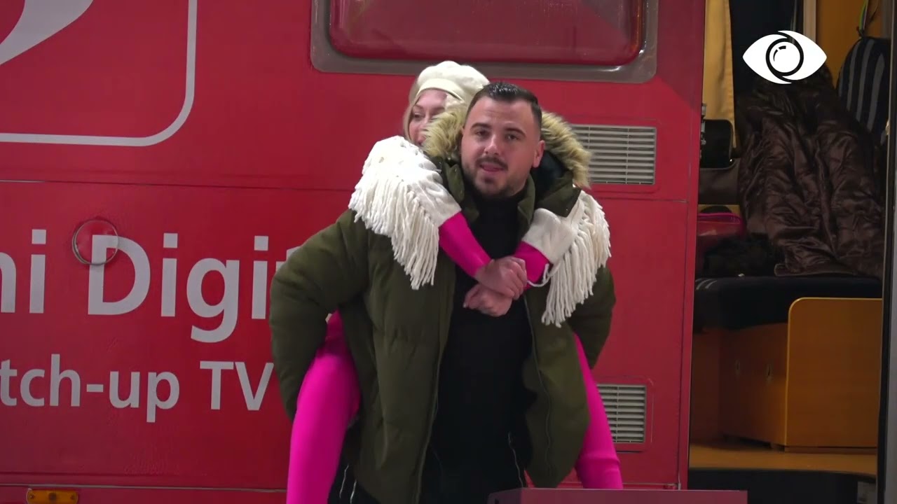 Ronaldo bën 'squats' me Zhaklinën mbi supe