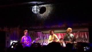 Parquet Courts ao vivo em Mimi &#39;&quot;Outside&quot;  e &quot;Paraphrased&quot;