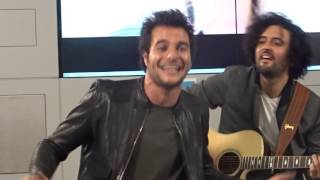 Dans les locaux du Parisien le 31/01/2017 AMIR chante &quot;tres haut&quot;