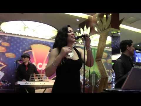 CASINO EN LA AVENIDA LA MARINA , MACAO - PAUL Y ESTRELLA EN CONCIERTO,