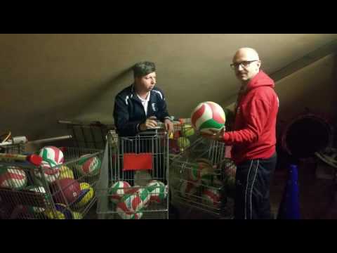 Il tecnico Alberto Raho prepara i palloni prima del derby Energy vs Eureka - Serie C M