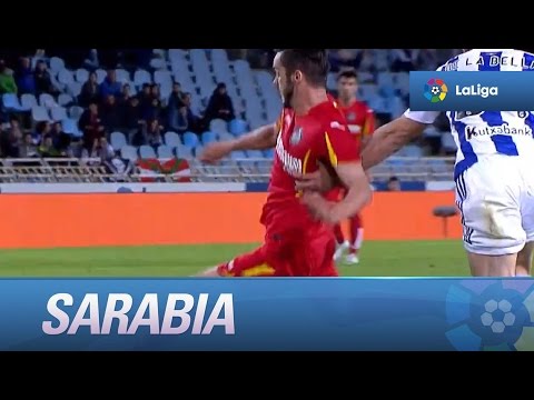 Remate de Sarabia a la media vuelta que bloca Oier