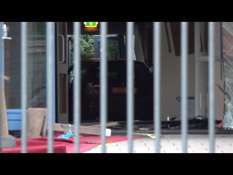 01-07-2020 Grootebroek - auto rijdt school binnen