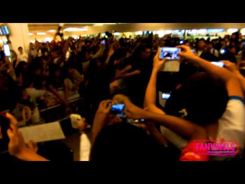 [FANCAM] 130221 KJK Arrival Changi Airport