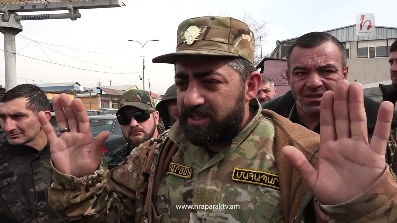 Ոստիկանն ասում ա՝ սպանի, ես քեզ չեմ դատի․ Մահապարտների ակցիան՝ օդանավակայանի դիմաց