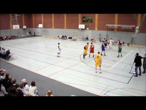 Basketball-Schiedsrichter wirft Dreier