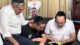 Writing a song for a father whose son is kidnapped in Gaza. כותב שיר לאבא, שהבן מהחטופים בעזה.