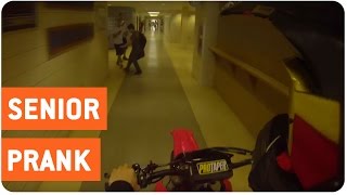 faze tari prin scoala cu motocicleta