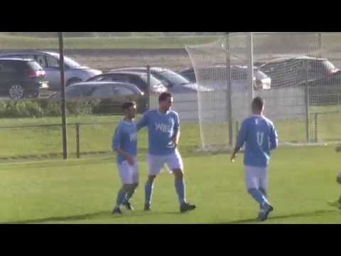 Trainer / coach D2 Arse laat zien hoe het moet