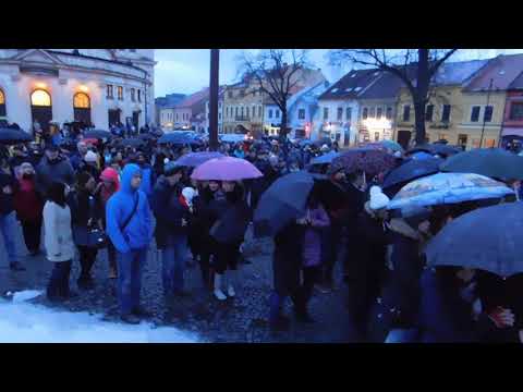 VIDEÁ priamo z miesta: Pozrite si zábery zo zhromaždenia v Spišskej