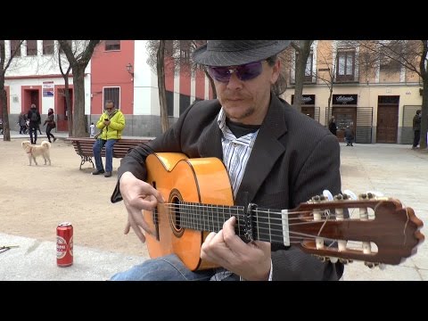 El guitarrista flamenco El Liebre de Cartagena toca unas bulerías en Malasaña