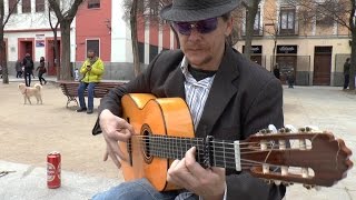 El guitarrista flamenco El Liebre de Cartagena toca unas bulerías en Malasaña