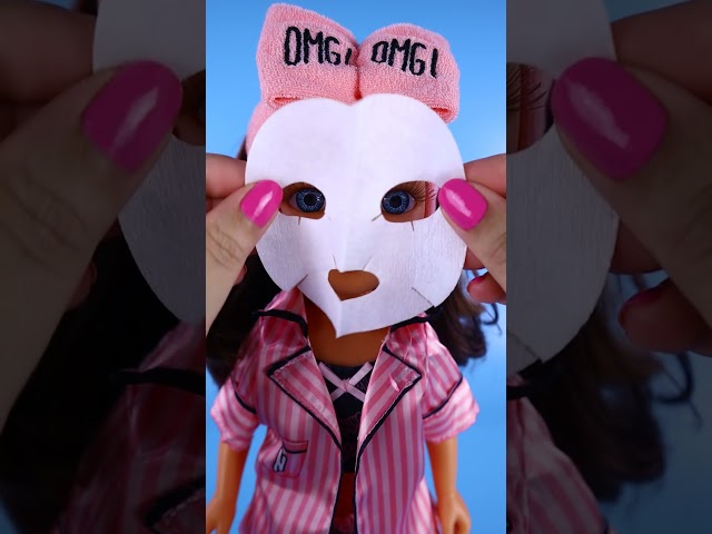 Vídeo relacionado con Nancy - Beauty Fridge, Muñeca Preparada para una Rutina de Belleza, Accesorios de Maquillaje con Nevera, Enfría de Verdad con una Placa de Hielo, +3 años, Famosa (NAC74000)