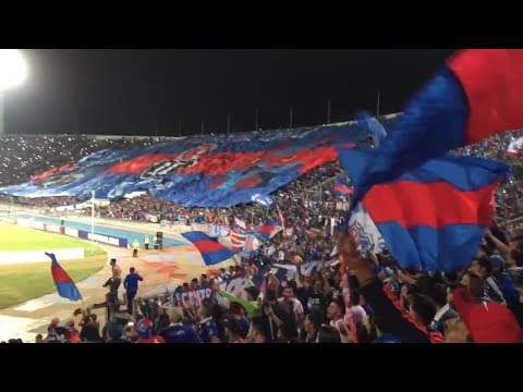 "Salida y telón gigante de Los de Abajo / Universidad de Chile vs Cruzeiro" Barra: Los de Abajo &bull; Club: Universidad de Chile - La U