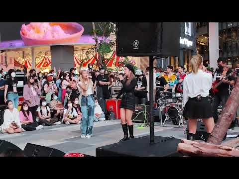 Pretzelle : เมื่อโลกนี้มีเธอ @ Siam Walking Street - Siam【4K 60FPS】
